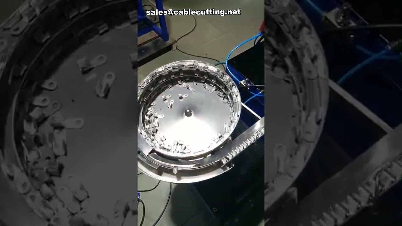 Máquina de crimpado: plato vibratorio y terminal de anillo aislado
