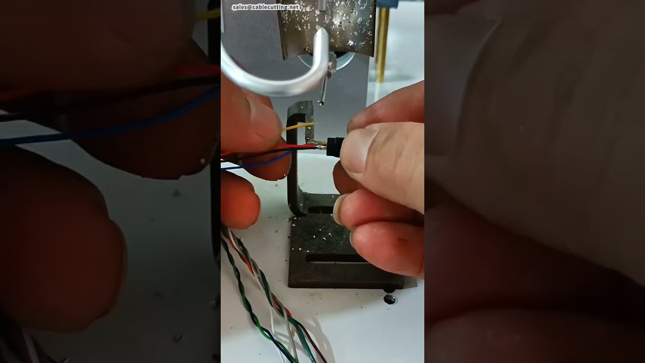 Máquina semiautomática de soldadura para microconectores | #fábrica #máquina #cnc