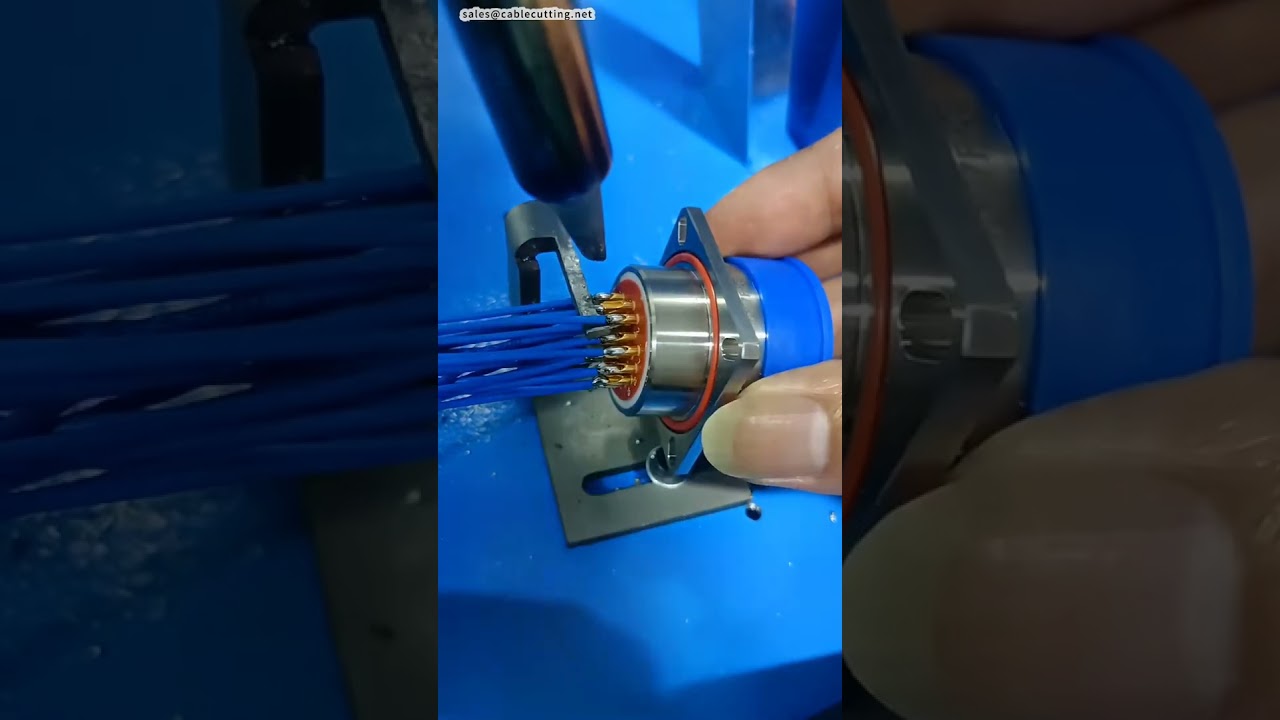 Máquina de soldadura semiautomática con alimentación inclinada para conectores aeronáuticos