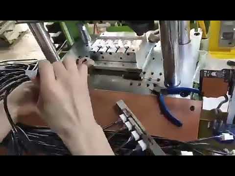 Máquina de Inyección de Cabezal de Tubo para Fabricación de Cables Pequeños y Enchufes Plásticos - Sobremesa