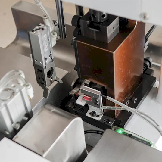 Máquina Automática de Pelado, Engarce y Torsión de Cables Thumb