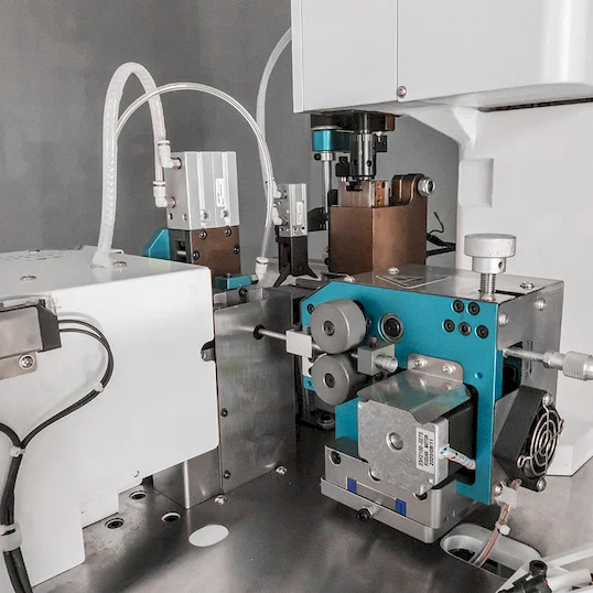 Máquina Automática de Pelado, Engarce y Torsión de Cables Thumb